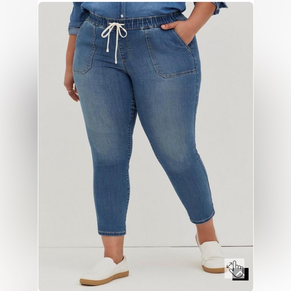Torrid Crop pull on mid-rise super soft boyfriend jeans BNWT